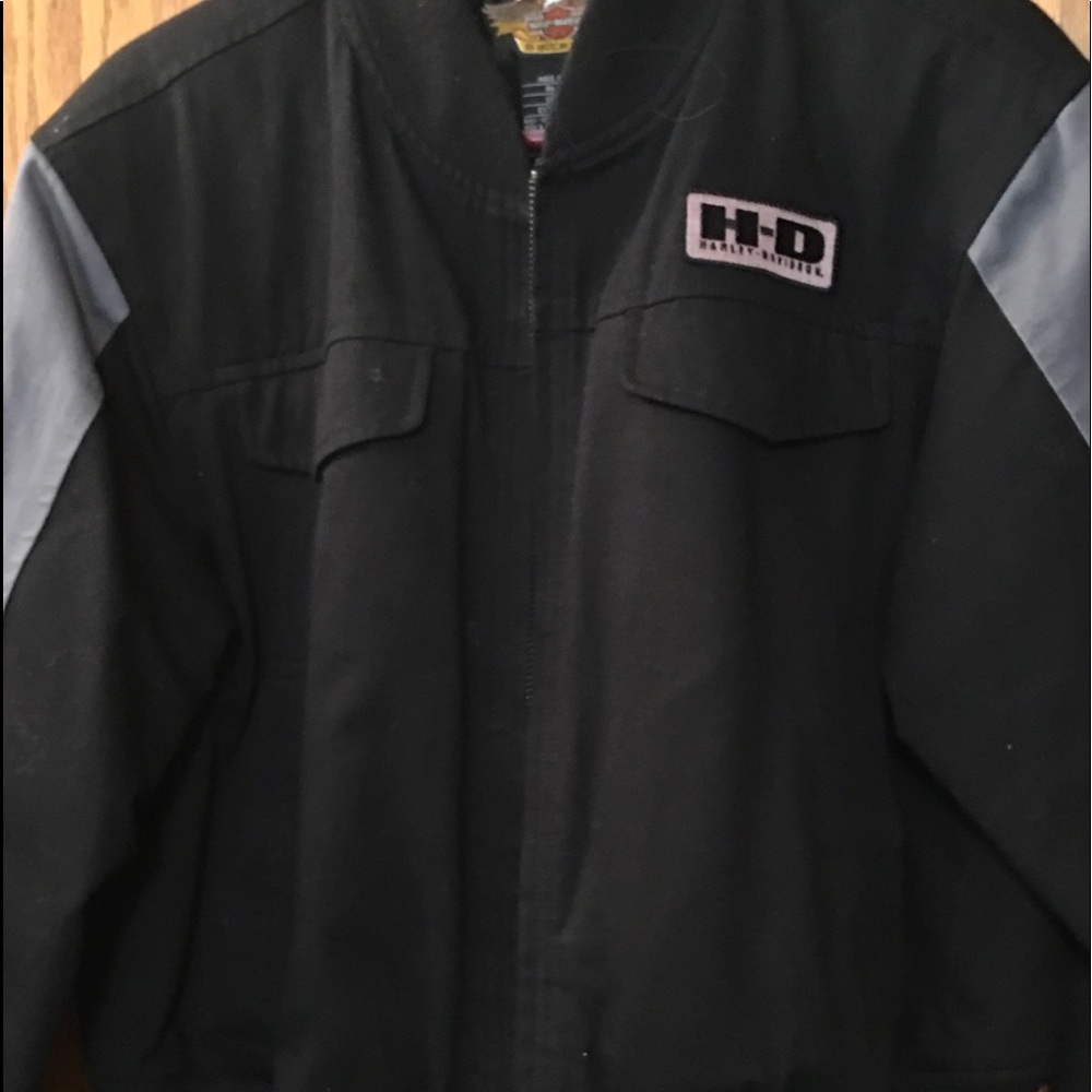 Heavy poplin jacket with padded lining.